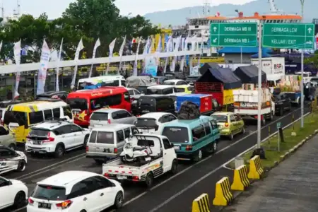 Arus Mudik 2026 Padat, ASDP Pastikan Lalu Lintas ke Gilimanuk Tetap Bergerak Jelang Nyepi ASDP pastikan arus ke Gilimanuk tetap bergerak meski padat jelang Nyepi 2026, antrean kendaraan mulai terurai hingga 20 km.