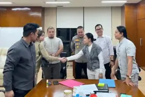 Kasus Nabilah O’Brien dan Zendhy Kusuma Berakhir Damai, Polri Fasilitasi Mediasi di Bareskrim Polri memfasilitasi mediasi kasus Nabilah O’Brien dan Zendhy Kusuma di Bareskrim. Kedua pihak sepakat berdamai dan mencabut laporan polisi.