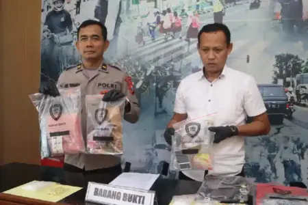 Polres Madiun Kota Ungkap Dua Kasus Narkoba, Sita Hampir 300 Gram Sabu dan Ratusan Pil Ekstasi Polres Madiun Kota mengungkap dua kasus narkoba sepanjang Februari 2026. Polisi menyita hampir 300 gram sabu dan ratusan pil ekstasi.