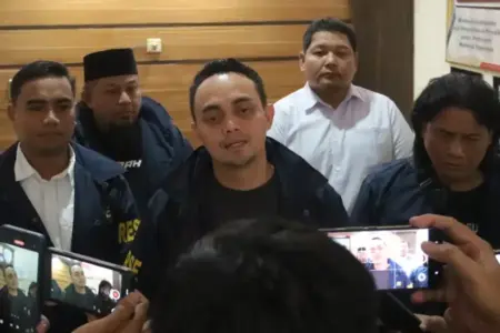 Polres Mojokerto Tangkap Dua Pelaku Pencurian Truk Crane, Sempat Hendak Kabur ke Kalimantan Polres Mojokerto menangkap dua pelaku pencurian truk crane di Mojoanyar. Satu tersangka ditangkap di Pelabuhan Tanjung Perak saat hendak kabur ke Kalimantan.