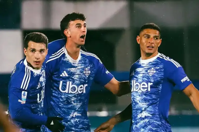Como Tumbangkan AS Roma 2-1 di Serie A, Gol Diego Carlos Pastikan Comeback Dramatis Como mengalahkan AS Roma 2-1 di Serie A 2025/2026. Gol Douvikas dan Diego Carlos membalikkan keadaan setelah Roma unggul lewat penalti Malen.