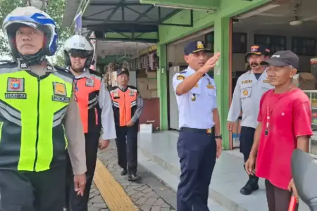 Parkir Berlangganan Kota Mojokerto Dinilai Efisien, Warga Diuntungkan Bayar Sekali Setahun Program parkir berlangganan Kota Mojokerto dinilai memudahkan warga, lebih hemat biaya, dan meningkatkan PAD secara transparan.
