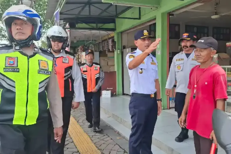 Parkir Berlangganan Kota Mojokerto Dinilai Efisien, Warga Diuntungkan Bayar Sekali Setahun Program parkir berlangganan Kota Mojokerto dinilai memudahkan warga, lebih hemat biaya, dan meningkatkan PAD secara transparan.