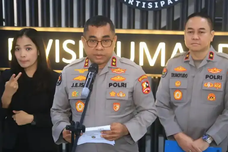 Mudik Lebaran 2026 Lancar, Polri Catat Penurunan Kecelakaan hingga 31 Persen Kepala Divisi Humas Polri, Johnny Eddizon Isir