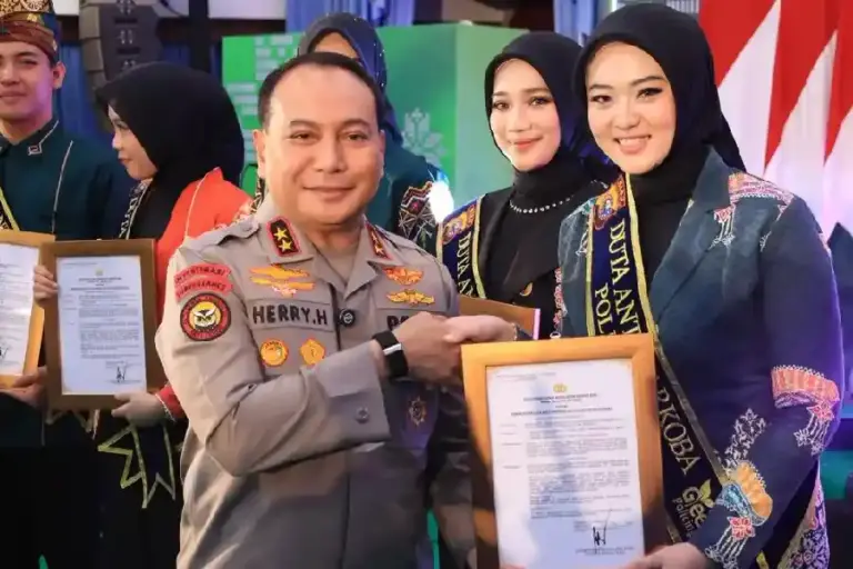 Polda Riau Kukuhkan 23 Duta Anti Narkoba, Deklarasikan Kampung Tangguh di Panipahan Polda Riau kukuhkan Duta Anti Narkoba dan deklarasikan Kampung Tangguh untuk cegah peredaran narkotika di masyarakat.