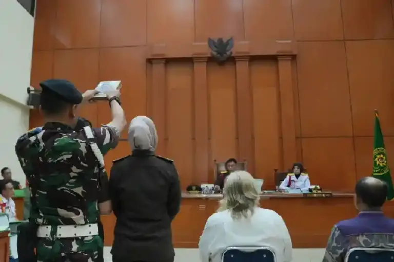 Sidang Perdana Korupsi Satelit Navayo Digelar, Libatkan Purnawirawan TNI hingga WNA Sidang perdana kasus korupsi satelit Navayo digelar di Pengadilan Militer Jakarta, melibatkan purnawirawan TNI dan warga asing.