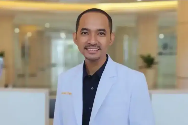 Alumnus FK Undip Ini Bawa Layanan Kesehatan Mata hingga Papua, Jadi Inspirasi Dokter Muda Samuel Octovianus Dimara