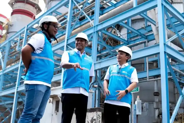 Bank Mandiri Perkuat Komitmen Transisi Energi, Dukung PLN NP dan Serap 5.000 Unit Karbon Bank Mandiri dukung transisi energi dengan beli 5.000 unit karbon dari PLN NP dan kunjungi PLTGU Muara Tawar untuk perkuat keandalan listrik.
