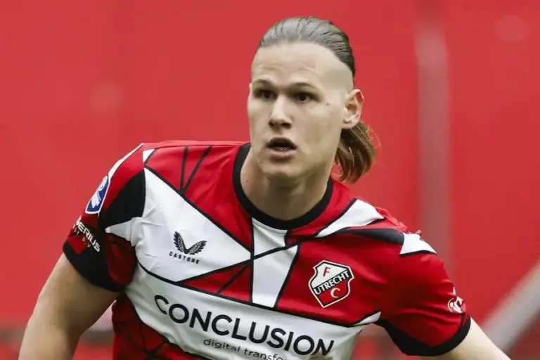 Bundesliga: Leverkusen Waspada, Augsburg Datang dengan Transisi Cepat dan Fisik Kuat Artem Stepanov (sumber foto: facebook @bayer04leverkusen)
