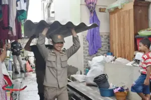 Normalisasi Kalianak Tahap II, Pemkot Surabaya Bongkar Bangunan Warga Secara Humanis Pemkot Surabaya lanjutkan normalisasi Sungai Kalianak tahap II untuk cegah banjir, pembongkaran bangunan dilakukan secara humanis.