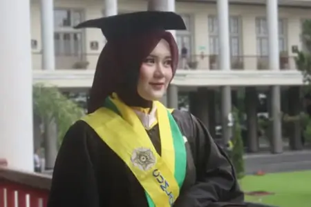 Inspirasi Istiqomah Katin, Lulusan Termuda Program Spesialis dalam Wisuda Pascasarjana UGM dr. Istiqomah Katin