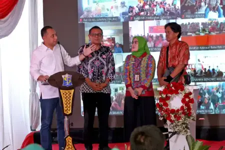 Pemkot Surabaya Perkuat Kampung Pancasila, ASN Diterjunkan Dampingi Setiap RW Pemkot Surabaya menugaskan ASN sebagai pendamping di tiap RW untuk memperkuat Kampung Pancasila dan percepat penanganan masalah warga.