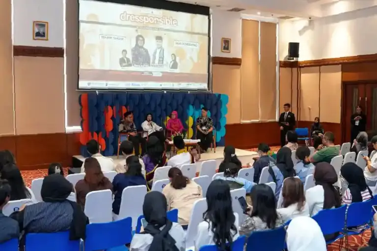 Dressponsible Vol.2 Gaungkan Fesyen Berkelanjutan, Kolaborasi Pemerintah dan Mahasiswa Dorong Perubahan Kementerian Ekraf dan mahasiswa gaungkan fesyen berkelanjutan lewat Dressponsible Vol.2, dorong kesadaran publik soal dampak fast fashion.