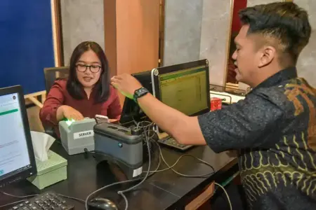 147.545 KK di Surabaya Masih Nonaktif, Puluhan Ribu Warga Belum Bisa Akses Layanan Publik Warga menggunakan akses layanan publik Pemerintah Kota Surabaya