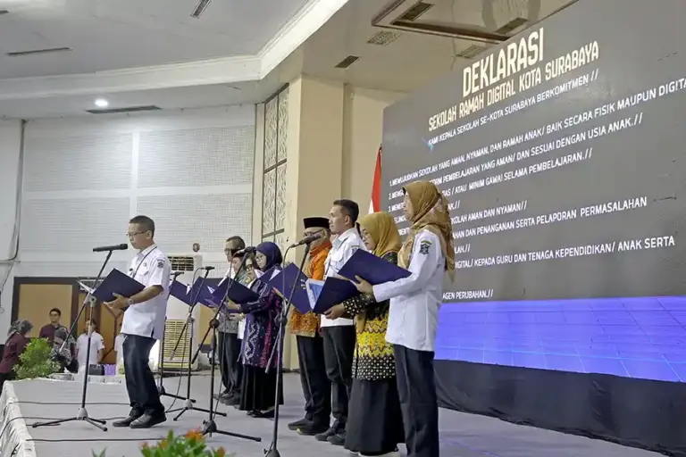 Surabaya Perkuat Perlindungan Anak di Era Digital, Gandeng Kampus hingga Aparat Penegak Hukum Pemkot Surabaya perkuat perlindungan anak di ruang digital dengan libatkan kampus, polisi, dan masyarakat hingga tingkat RW.