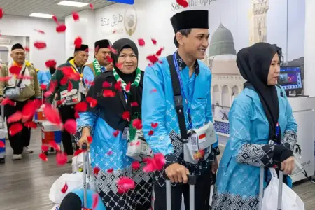 Ribuan Jemaah Haji Indonesia Tiba di Madinah, Layanan Makkah Route Percepat Proses Kedatangan Sebanyak 9.884 jemaah haji Indonesia telah tiba di Madinah hingga 23 April 2026. Layanan Makkah Route membuat proses imigrasi lebih cepat.