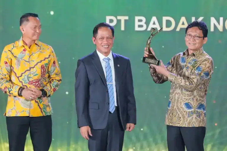 Badak LNG Raih PROPER Emas ke-15, Tegaskan Komitmen Industri Energi Berkelanjutan Badak LNG kembali meraih PROPER Emas ke-15 berkat inovasi lingkungan, dekarbonisasi, dan program pemberdayaan masyarakat berkelanjutan.