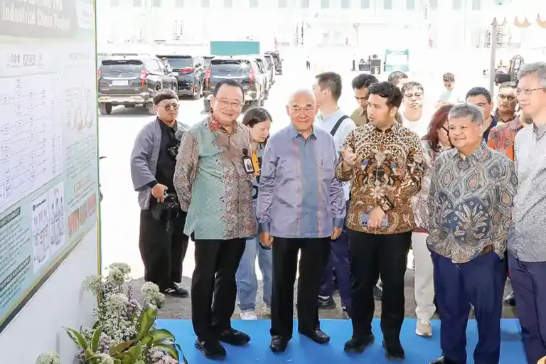 Investasi Rp5,4 Triliun di Gresik, Pabrik Kimia Terintegrasi Perkuat Hilirisasi dan Daya Saing Jatim Investasi Rp5,4 triliun di KEK JIIPE Gresik dorong hilirisasi industri kimia, serap 1.000 tenaga kerja, dan perkuat ekonomi Jawa Timur.