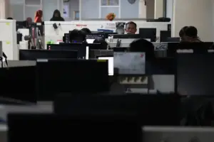 Hari Pertama WFH, Pemkot Surabaya Pantau ASN via Aplikasi Kantorku dan Wajib Absen 3 Kali Pemkot Surabaya terapkan WFH, ASN wajib absen 3 kali lewat aplikasi Kantorku dan tetap dipantau ketat untuk disiplin kerja.