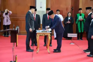 Rotasi 78 Pejabat Surabaya, Eri Cahyadi Tegaskan Loyalitas Tunggal untuk Warga Wali Kota Surabaya Eri Cahyadi merotasi 78 pejabat, menekankan loyalitas kepada warga dan percepatan kinerja birokrasi.