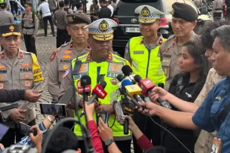 Polri Dinilai Berhasil Kelola Arus Mudik Lebaran 2026, Kepercayaan Publik Meningkat Operasi Ketupat 2026 saat resmi dimulai. Saat itu Polri menyiapkan rekayasa lalu lintas berbasis teknologi untuk mengamankan arus mudik dan balik Lebaran 1447 H.