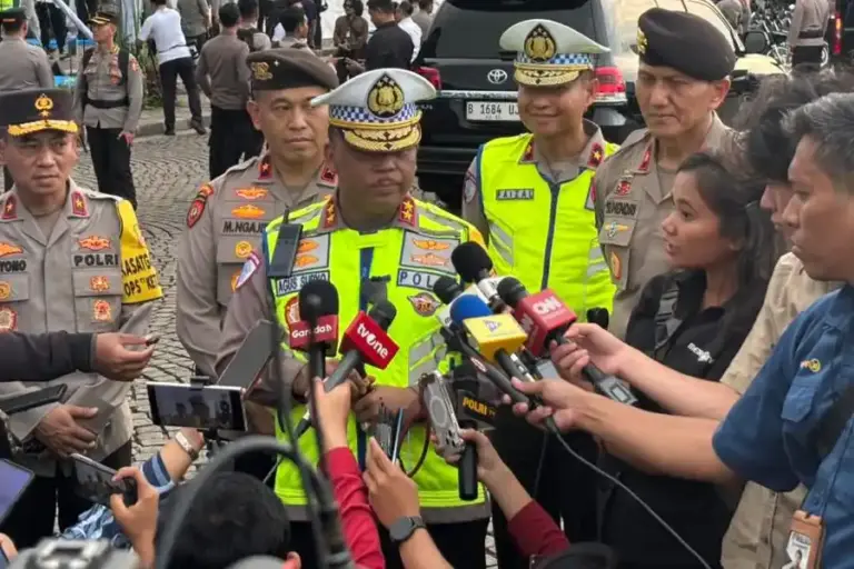 Polri Dinilai Berhasil Kelola Arus Mudik Lebaran 2026, Kepercayaan Publik Meningkat Operasi Ketupat 2026 saat resmi dimulai. Saat itu Polri menyiapkan rekayasa lalu lintas berbasis teknologi untuk mengamankan arus mudik dan balik Lebaran 1447 H.
