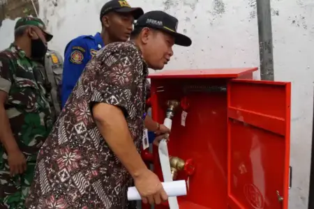 Yogyakarta Bangun Jaringan Hidran Kampung 1,2 Km di Suryowijayan, Perkuat Antisipasi Kebakaran Permukiman Padat Pemkot Yogyakarta bangun hidran kampung 1,2 km di Suryowijayan senilai Rp874 juta untuk percepat penanganan kebakaran di kawasan padat.