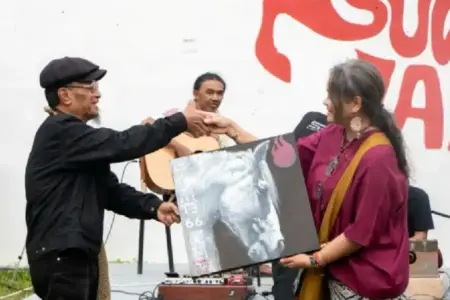 Suwidak Jaran, Pameran Seni Kriya Logam Indah Chrysanti di Sidoarjo Rayakan 60 Tahun Perjalanan Berkarya Indah Chrysanti gelar pameran kriya logam “Suwidak Jaran” di Sidoarjo, angkat budaya tradisional dan refleksi 60 tahun perjalanan berkarya. (foto: Dok Humas Unesa)