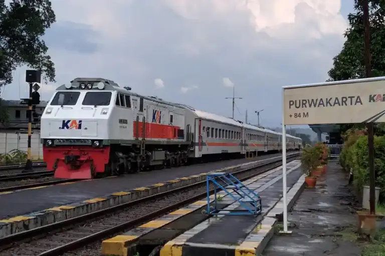 Liburan Murah ke Purwakarta Mulai Rp8.000, Tren Wisata Singkat dari Jakarta Kian Diminati Liburan hemat ke Purwakarta dari Jakarta mulai Rp8.000 via KRL dan KA Lokal, jadi tren wisata singkat dengan panorama alam dan kuliner khas.