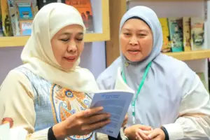 Hari Buku Sedunia 2026, Khofifah Ajak Warga Jatim Perkuat Literasi Demi SDM Berdaya Saing Global Khofifah ajak masyarakat Jawa Timur perkuat budaya literasi pada Hari Buku Sedunia 2026 untuk mencetak SDM unggul dan berdaya saing global.