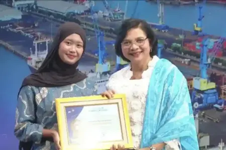 Mahasiswa FPK UNAIR Raih East Java Maritime Awards 2026 Berkat Inovasi Air Bersih dan Limbah Ikan Mahasiswa FPK UNAIR Chelsea Hani Marcelia Sundawa meraih East Java Maritime Awards 2026 lewat inovasi nanofiltrasi air dan pupuk limbah ikan.