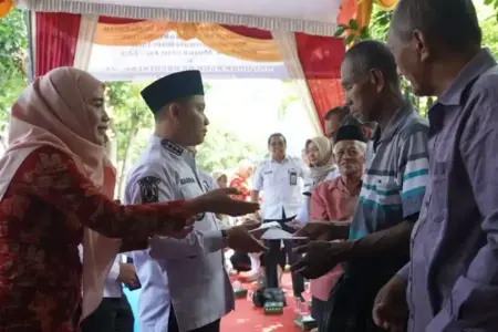 RSUD R.A Basoeni Salurkan Bantuan Sosial ke Pondok 99 Kemlagi, Gus Barra Tekankan Pelayanan Kesehatan Humanis RSUD R.A Basoeni Mojokerto menyalurkan bantuan sosial ke Pondok 99 Kemlagi dalam rangka HUT ke-21 dan Hari Jadi Kabupaten Mojokerto.