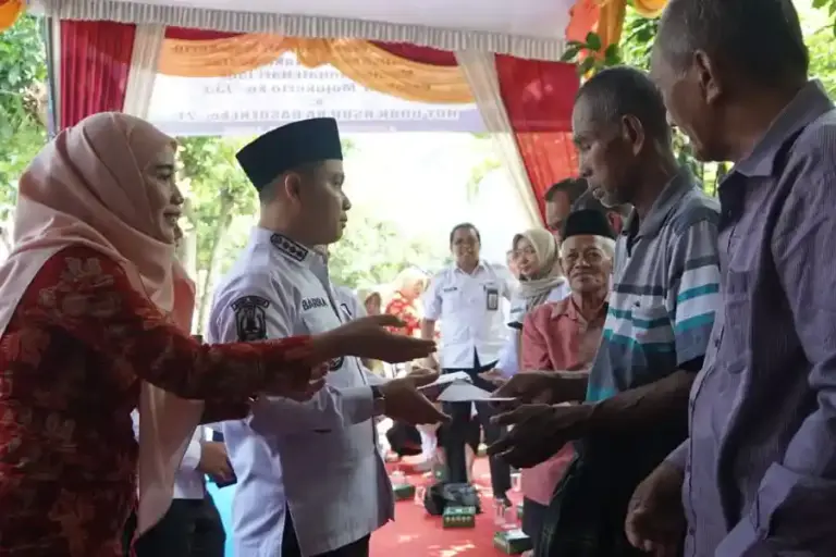 RSUD R.A Basoeni Salurkan Bantuan Sosial ke Pondok 99 Kemlagi, Gus Barra Tekankan Pelayanan Kesehatan Humanis RSUD R.A Basoeni Mojokerto menyalurkan bantuan sosial ke Pondok 99 Kemlagi dalam rangka HUT ke-21 dan Hari Jadi Kabupaten Mojokerto.