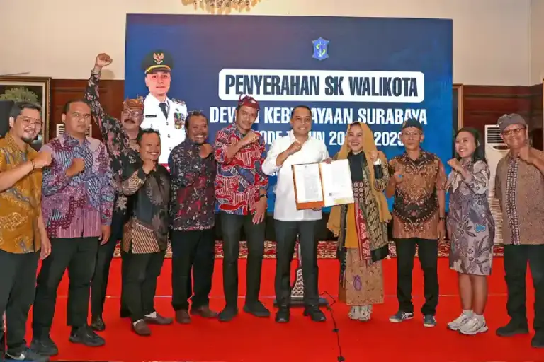 Eri Cahyadi Resmikan Dewan Kebudayaan Surabaya 2026-2029, Siapkan Ruang Publik Jadi Panggung Seni Wali Kota Eri Cahyadi resmi menyerahkan SK Dewan Kebudayaan Surabaya 2026-2029 untuk memperkuat karakter kota berbasis budaya.
