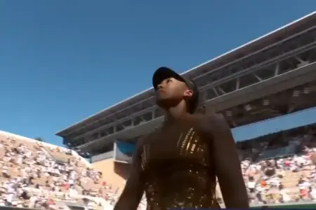 Naomi Osaka Curi Perhatian di French Open 2026 dengan Gaun Emas Berkilau dan Gaya Couture Naomi Osaka tampil mencuri perhatian di French Open 2026 lewat busana couture berkilau sebelum meraih kemenangan di Paris.