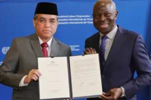 Menaker Serahkan Ratifikasi ILO 188 ke Dirjen ILO, Tegaskan Komitmen Prabowo Lindungi Awak Kapal Perikanan Menaker Yassierli menyerahkan ratifikasi ILO 188 kepada Dirjen ILO di Jenewa, memperkuat perlindungan awak kapal perikanan Indonesia.