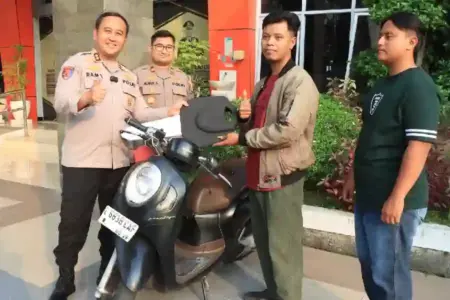 Polres Gresik Kembalikan 3 Motor Korban Curanmor dan Begal, AKBP Ramadhan Nasution: Tanpa Biaya Sepeser Pun Polres Gresik mengembalikan tiga motor korban curanmor dan begal tanpa biaya setelah berhasil mengungkap komplotan pelaku kejahatan jalanan.