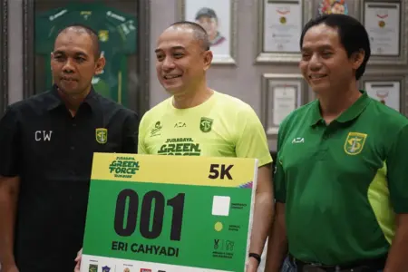 HUT ke-99 Persebaya, Eri Cahyadi Tegaskan Green Force adalah Identitas dan Kebanggaan Kota Surabaya Persebaya merayakan HUT ke-99 dengan tema “Persebaya untuk Semua”. Eri Cahyadi menegaskan Green Force sebagai identitas dan kebanggaan Surabaya.