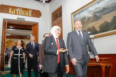 Khofifah Terima Delegasi Saint Petersburg Rusia, Bahas Industri Kapal Cepat hingga Cancer Center Gubernur Khofifah menerima delegasi Saint Petersburg Rusia di Surabaya untuk memperkuat kerja sama industri kapal cepat, riset ITS, dan layanan kesehatan.