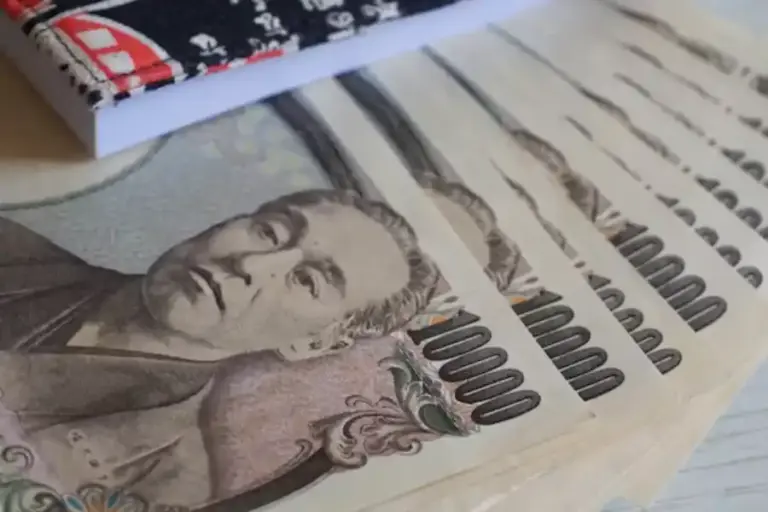 Jepang Siap Intervensi Pasar Valas saat Yen Tertekan, Koordinasi dengan AS Makin Diperkuat Ilustrasi uang Yen Jepang (foto: Cullen Cedric, unsplash)