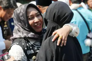 222 Jemaah Haji Kota Mojokerto Pulang dengan Selamat, Wali Kota Ika Puspitasari Sambut Penuh Syukur Sebanyak 222 jemaah haji Kota Mojokerto tiba di tanah air dengan selamat. Wali Kota Ika Puspitasari menyambut langsung kepulangan mereka.