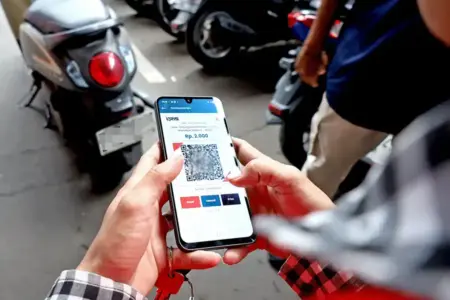 Dishub Surabaya Resmi Hentikan Karcis Parkir, Transaksi Beralih ke QRIS, E-Money dan Voucher Dishub Surabaya menghentikan peredaran karcis parkir mulai Juni 2026. Seluruh transaksi parkir kini menggunakan QRIS, e-money, dan voucher.