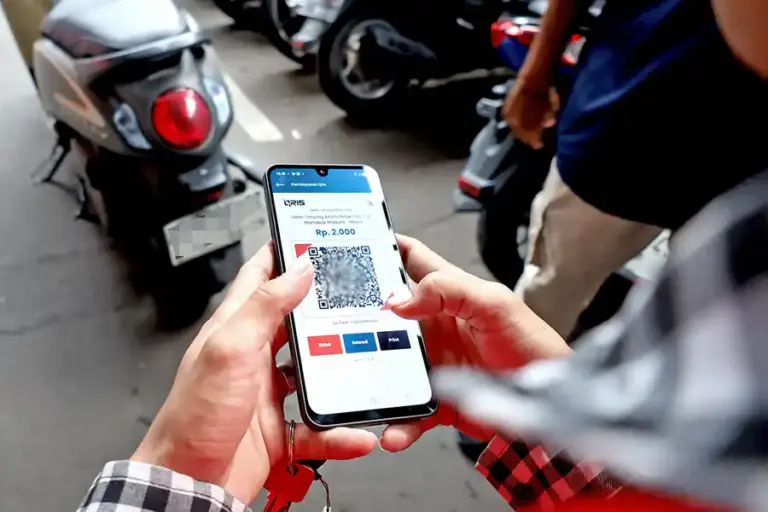 Dishub Surabaya Resmi Hentikan Karcis Parkir, Transaksi Beralih ke QRIS, E-Money dan Voucher Dishub Surabaya menghentikan peredaran karcis parkir mulai Juni 2026. Seluruh transaksi parkir kini menggunakan QRIS, e-money, dan voucher.