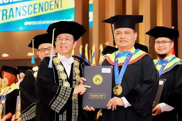 Wisudawan Terbaik UNAIR Tekankan Kepemimpinan Kolaboratif, IPK 3,94 Jadi Bukti Dedikasi di Wisuda 262 Wisudawan terbaik UNAIR Wisuda 262, R. Dedy Chairil Zain, raih IPK 3,94 dan tekankan kepemimpinan kolaboratif serta kontribusi bagi bangsa.