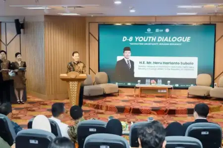 Kemlu RI dan UNAIR Ajak Generasi Muda Perkuat Ketahanan Pangan dan Energi Hadapi Ketidakpastian Global Kemlu RI dan UNAIR mengajak generasi muda memperkuat ketahanan pangan dan energi melalui D-8 Youth Dialogue di Surabaya.