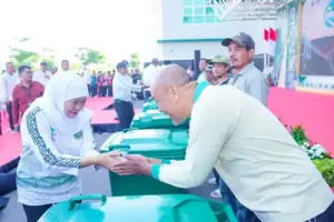 Hari Lingkungan Hidup Sedunia 2026, Khofifah Pimpin Aksi Bersih Sampah dan Tanam Pohon Bersama 1.125 Warga Gubernur Khofifah memimpin aksi bersih sampah dan penanaman pohon bersama 1.125 warga pada puncak Hari Lingkungan Hidup Sedunia 2026 di Surabaya.