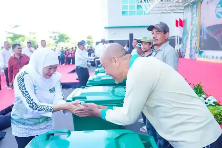 Hari Lingkungan Hidup Sedunia 2026, Khofifah Pimpin Aksi Bersih Sampah dan Tanam Pohon Bersama 1.125 Warga Gubernur Khofifah memimpin aksi bersih sampah dan penanaman pohon bersama 1.125 warga pada puncak Hari Lingkungan Hidup Sedunia 2026 di Surabaya.