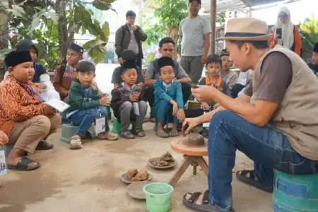 Semarak Muharram 1448 H: YDSF Ajak Anak Yatim Asah Kreativitas Lewat Seni Gerabah YDSF ajak puluhan anak yatim asah kreativitas lewat pembuatan gerabah di Blitar dalam rangka menyambut Muharram dan tahun ajaran baru.