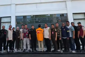 Kasus Kredit Fiktif Rp5,8 Miliar: OJK Limpahkan Mantan Dirut BPR SAWA ke Kejari Sidoarjo OJK serahkan mantan Dirut BPR SAWA Sidoarjo berinisial KI beserta barang bukti ke Kejari Sidoarjo terkait dugaan pencatatan palsu kredit Rp5,8 miliar.