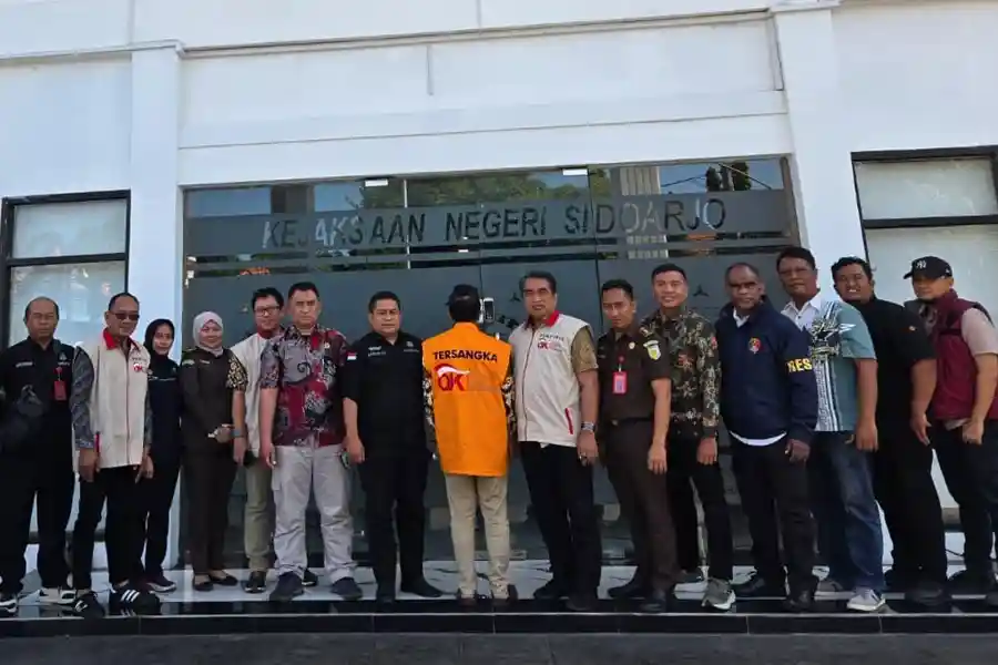 Kasus Kredit Fiktif Rp5,8 Miliar: OJK Limpahkan Mantan Dirut BPR SAWA ke Kejari Sidoarjo OJK serahkan mantan Dirut BPR SAWA Sidoarjo berinisial KI beserta barang bukti ke Kejari Sidoarjo terkait dugaan pencatatan palsu kredit Rp5,8 miliar.